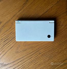 Nintendo DSi con giochi e caricabatterie