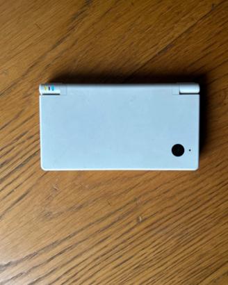 Nintendo DSi con giochi e caricabatterie