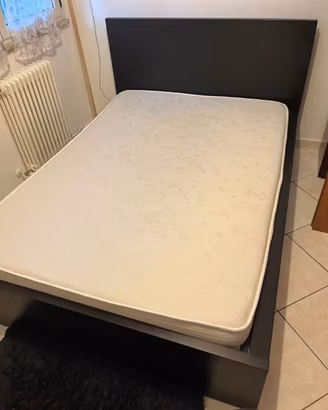 Letto matrimoniale nero con rete