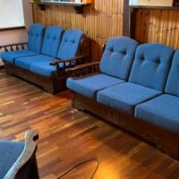 Due Divani letto tre posti due poltroncine blu
