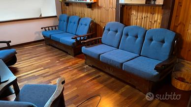 Due Divani letto tre posti due poltroncine blu