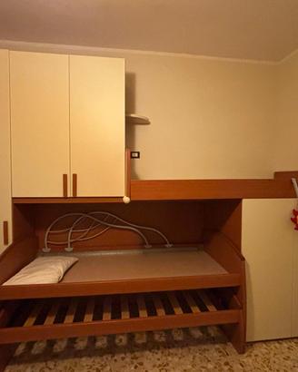 Cameretta divano in pelle e letto matrimoniale