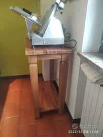 tavolo e porta affettatrice in rovere rustico