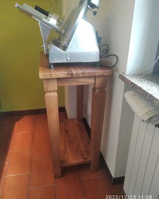 tavolo e porta affettatrice in rovere rustico