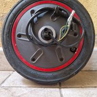Motore con pneumatico per monopattino