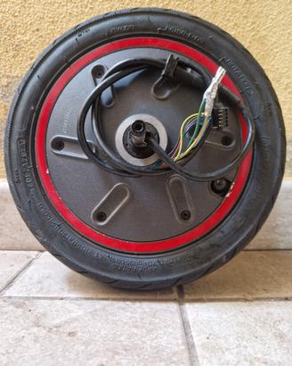 Motore con pneumatico per monopattino