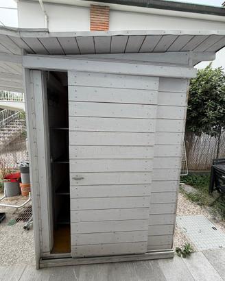 Casetta in legno da esterno con tettoia per bici