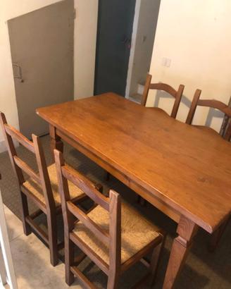 Tavolo in Legno con sedie