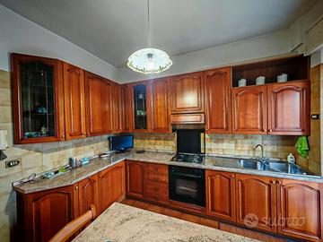 Cucina angolare + tavolo