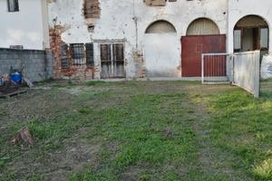 Edificio di circa 150 m2 + ampio scoperto