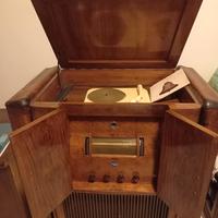 grammofono con radio e altoparlante d'epoca