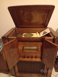 grammofono con radio e altoparlante d'epoca