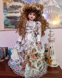 bambola in porcellana con vestiti in pizzo 