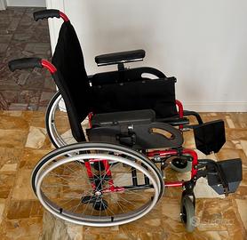 Carrozzina per disabili pieghevole, telaio rosso