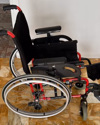 Carrozzina per disabili pieghevole, telaio rosso