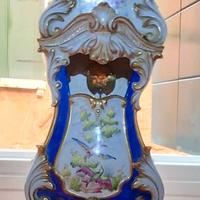 Orologio di porcellana policroma.