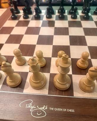 Set scacchi Judit Polgar in legno + orologio DGT