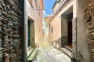 4 LOCALI A VEZZI PORTIO