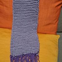 Sciarpa a mano viola con frange viola glitterate