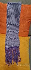 Sciarpa a mano viola con frange viola glitterate