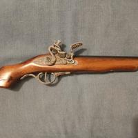 Pistola antica in legno riproduzione