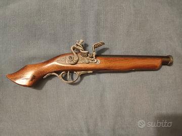 Pistola antica in legno riproduzione