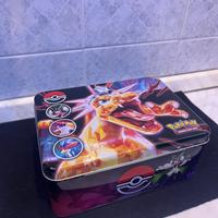 Scatola pokemon in latta piena di carte comuni
