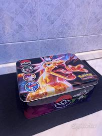 Scatola pokemon in latta piena di carte comuni