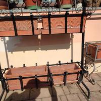 Porta vasi in ferro battuto con vasi