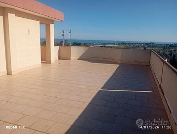 Attico vista mare con ampio lastrico solare