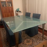 Tavolo in cristallo e acciaio