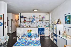 Villa di 200 m² con 5 locali e box auto a Castel R