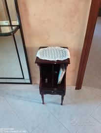 Piccolo mobiletto da uso ufficio o casa