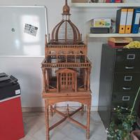 Voliera in legno a forma di pagoda