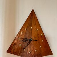 Orologio da parete triangolare in legno artigiano