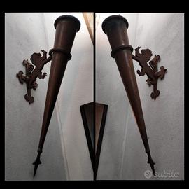 Applique Leoni In Stile Gotico. Effetto Torcia 