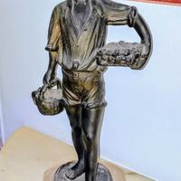 Statua di bronzo antica perfetta il pescatore.