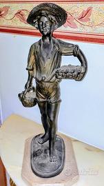 Statua di bronzo antica perfetta il pescatore.