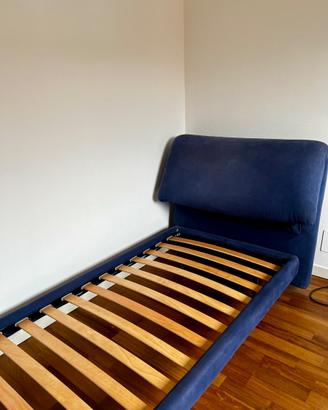 Struttura letto singolo con testiera imbottita blu