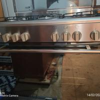 Forno elettrico e a gas incorporato con i 5 fuochi