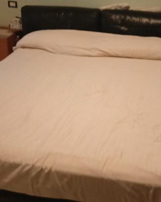 Letto con comodini