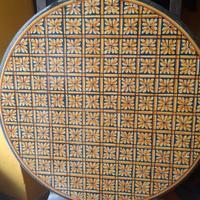 tavolo in pietra lavica decorata a mano