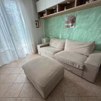 Divano Kivik a tre posti e poggiapiedi