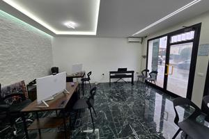 Vigonovo:Negozio, ufficio con bagno ristrutturato.