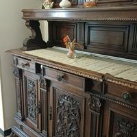 Credenza antica in legno intagliato