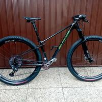 Lee Cougan Innova tg S/M ruote carbon DT SWISS 
Te