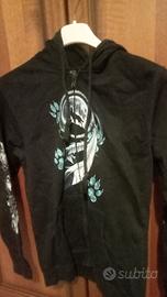 Felpa nera con figure di lupi e acchiappasogni