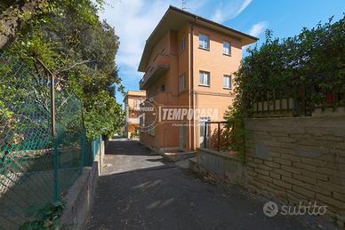 BILOCALE CON BALCONE E 2 POSTI AUTO