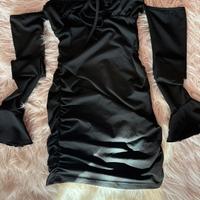 Abito nero off-shoulder con maniche svasate