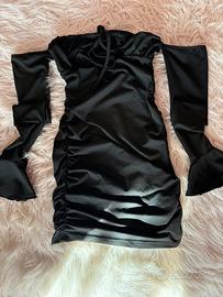 Abito nero off-shoulder con maniche svasate